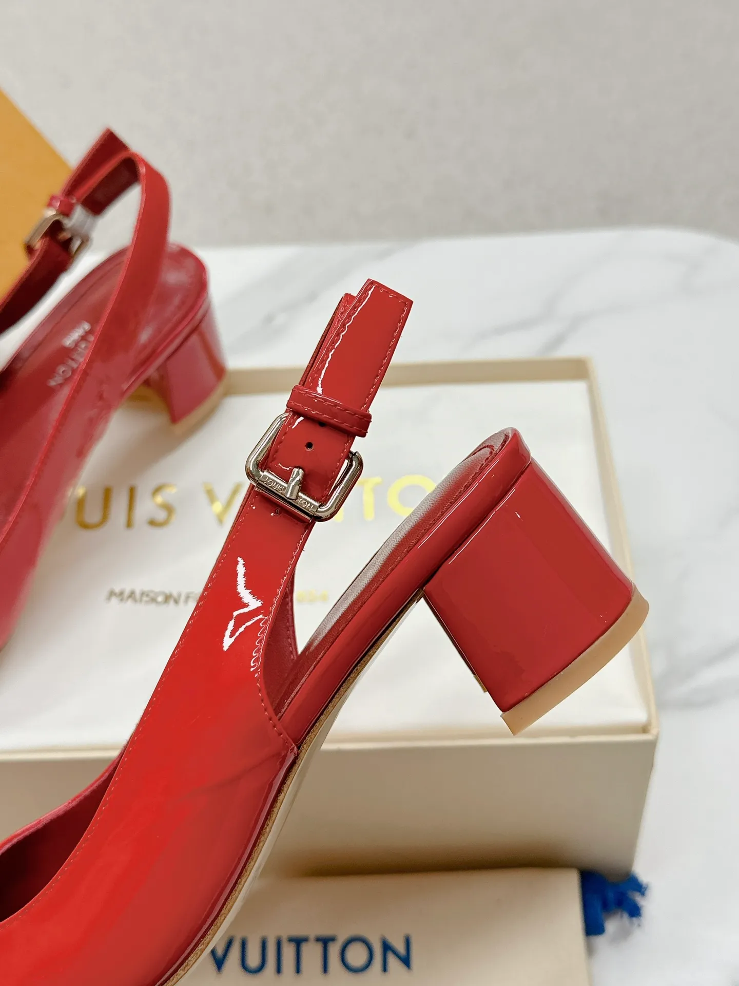 👟👟Ex-factory price 580👟👟 👑 Lv shoes This Urban Twist women's shoe is a stylish upgrade to the classic stiletto style. It is made of smooth calfskin upper with a bright silver metal toe and is engraved with the LV Circle logo, highlighting the Louis Vuitton brand characteristics. Detailed features: Calfskin material Lining: Imported full-grain sheepskin Foot pads: Imported full-grain sheepskin sole Italian genuine leather sole Heel height Two height sizes: 34-40 (34.40.41 customization is not returnable)